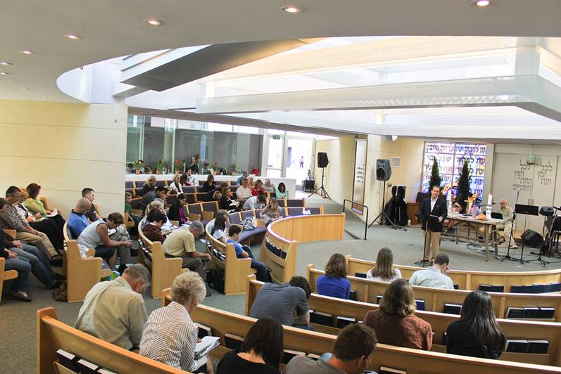 David Juelfs, Pastor of Redeemer Presbyterian Church, speaks to the crowd meeting at Temple Bat Yahm