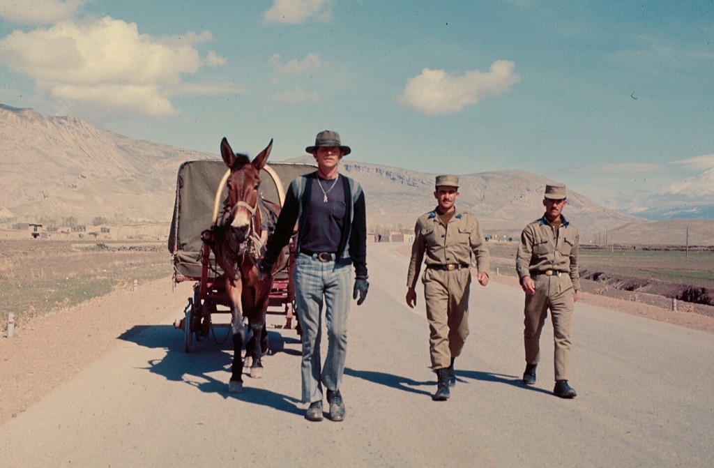 Dave Kunst walking with Iranian soldiers.