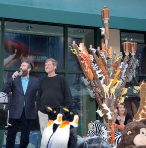 Rabbi Mintz with Leigh Steinberg at last year’s Menorah lighting. Photo by Charles Weinberg