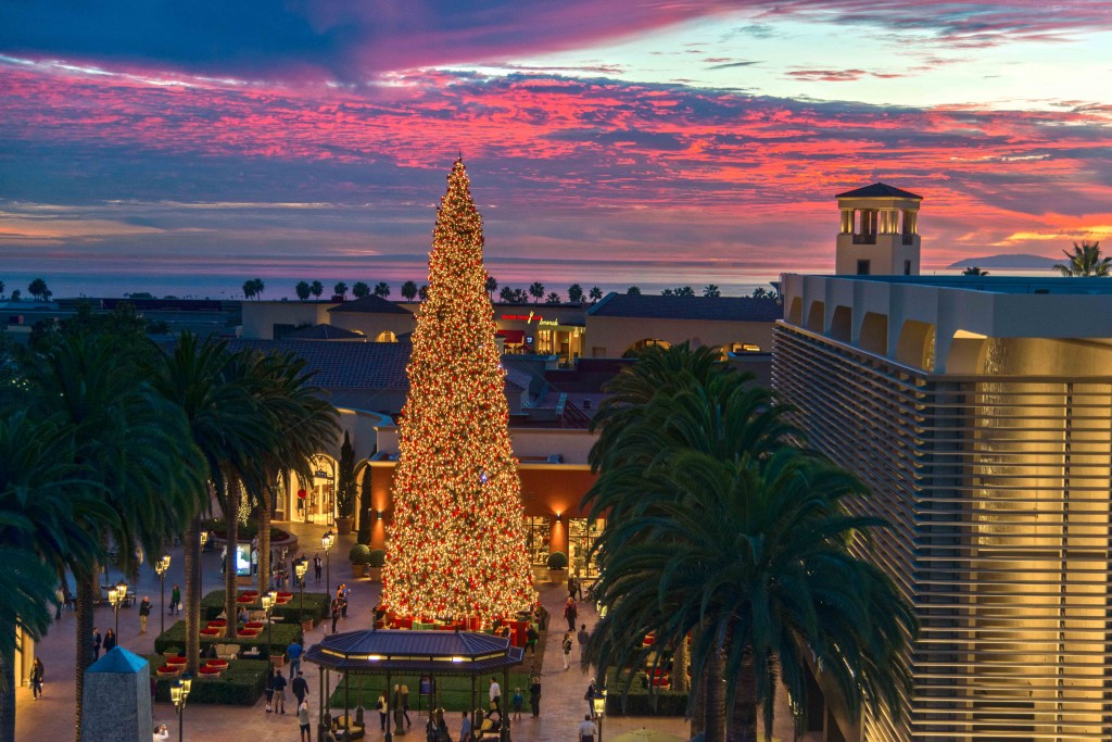 Fashion Island's Christmas tree at sunset. — Photo by Lawrence Sherwin