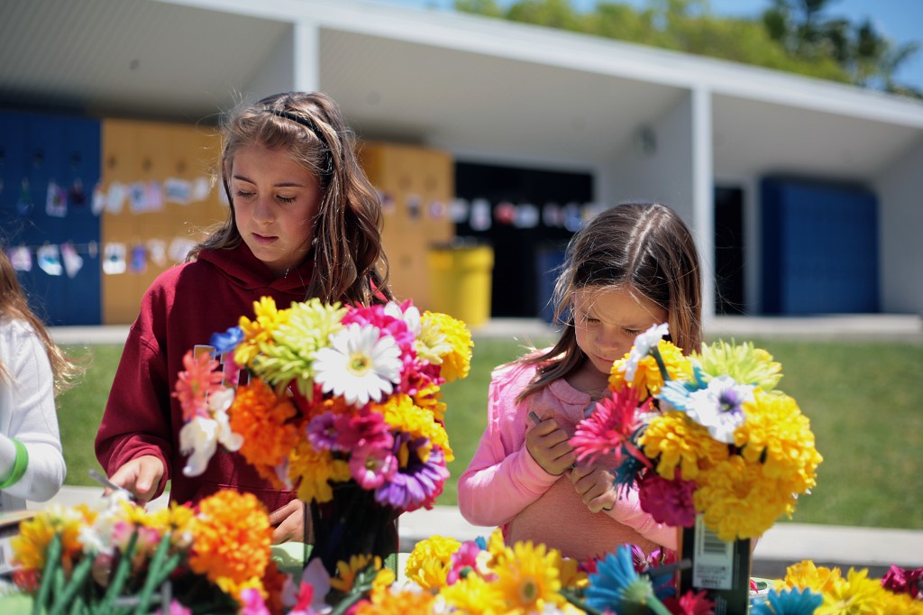 Kids make flower pens 