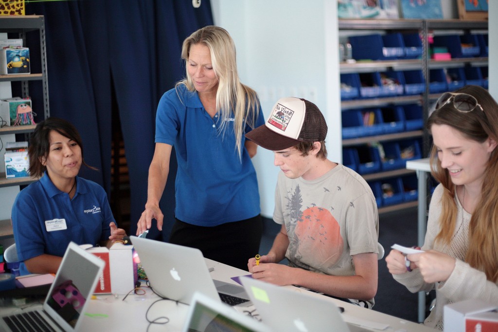 Dr. Wendy Marshall (center) and Explor Educator Aisha Lozada (left) help a group of kids, including Robert Niggebrugge, 18, of Huntington Beach, work on their projects during ExplorOcean’s Building & Programming Robots with Hummingbird class on Tuesday. —  All photos by Sara Hall ©
