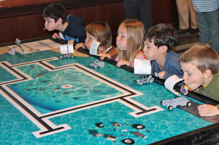 Kids play a game at ExplorOcean