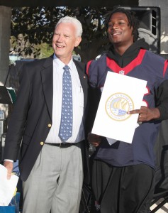 Mayor Rush Hill welcomes Mr. Irrelevant, Lonnie Ballentine, at a barbecue at Newport Dunes on Wednesday night.  — NB Indy staff photo ©