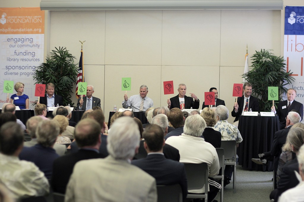 City Council candidates vote Yes or No to a question posed to them at the candidates forum Thursday. — Photo by Sara Hall ©