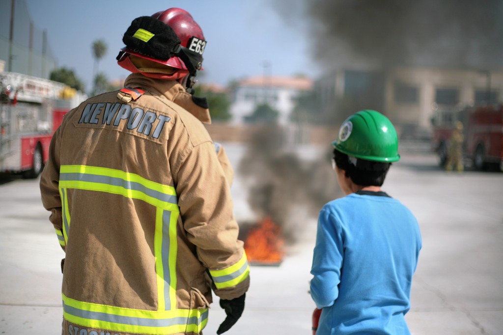 A  Newport Beach Fire Department firefighter teaches a Community Emergency Response Team volunteer how to properly use a fire extinguisher during a class earlier this month.  — Photo by Sara Hall ©