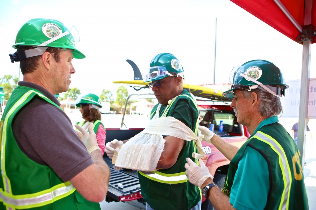 Community Emergency Response Team volunteers learn how to set an injured arm during Saturday’s Drill the Skills event. — Photo by Jim Collins ©