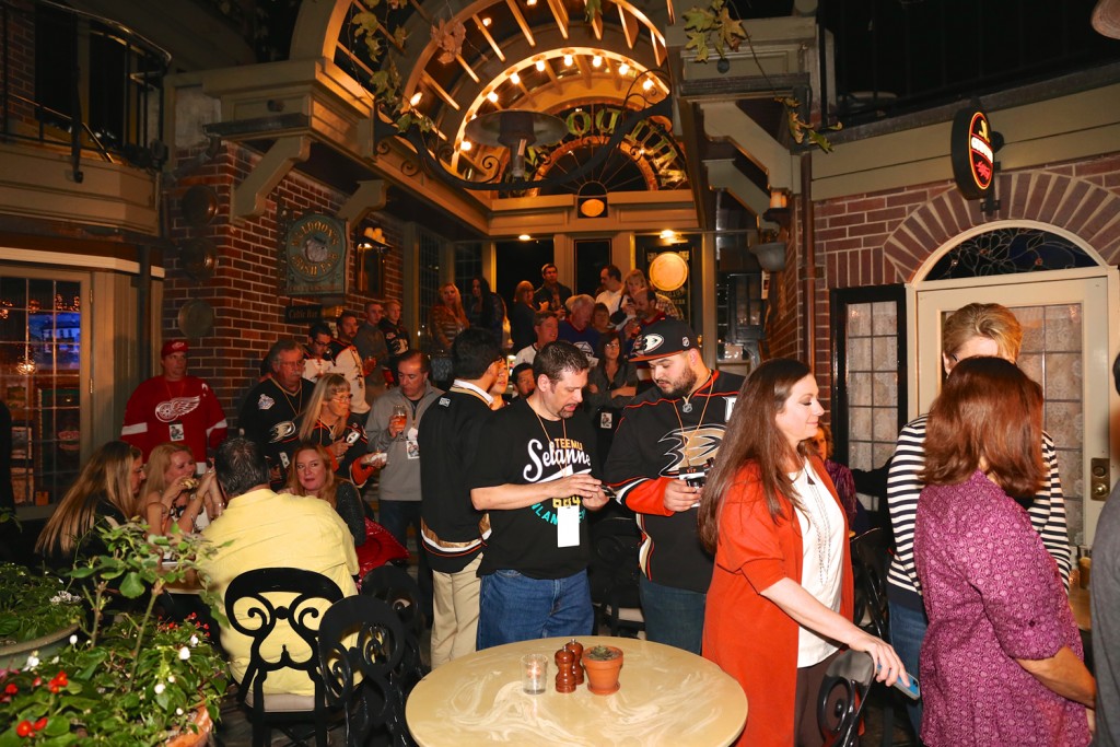 Teemu Selanne fans in line at Muldoon's to meet the former Ducks star after the film screening