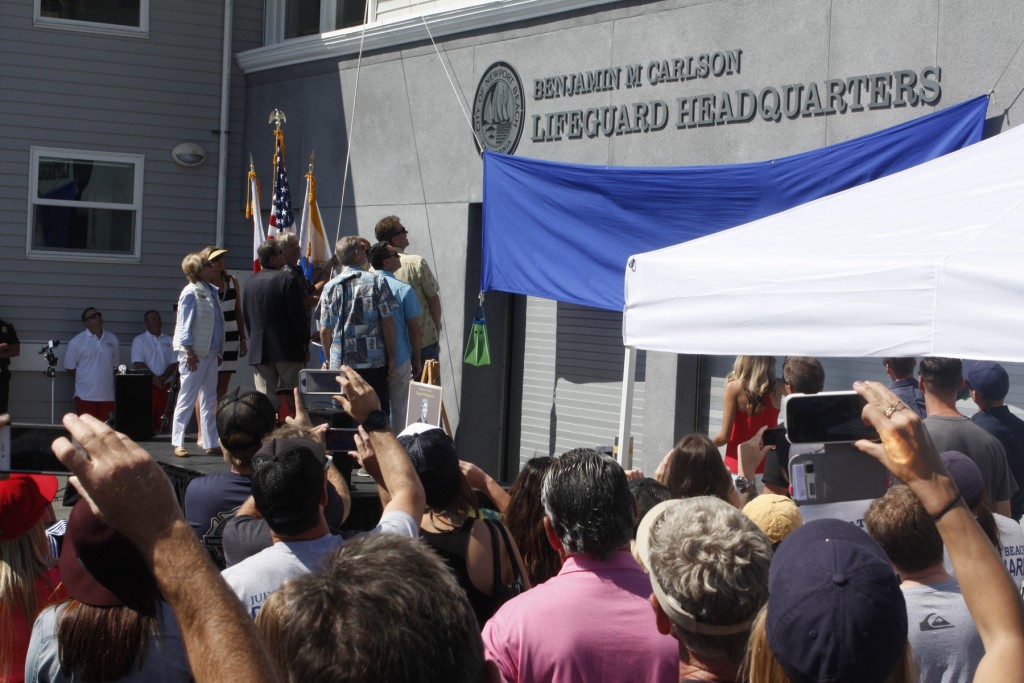 Several hundred people, including Mayor Ed Selich, council members and other VIPs, attend the dedication of the Ben M Carlson Lifeguard Headquarters. — Photo by Chris Trela ©