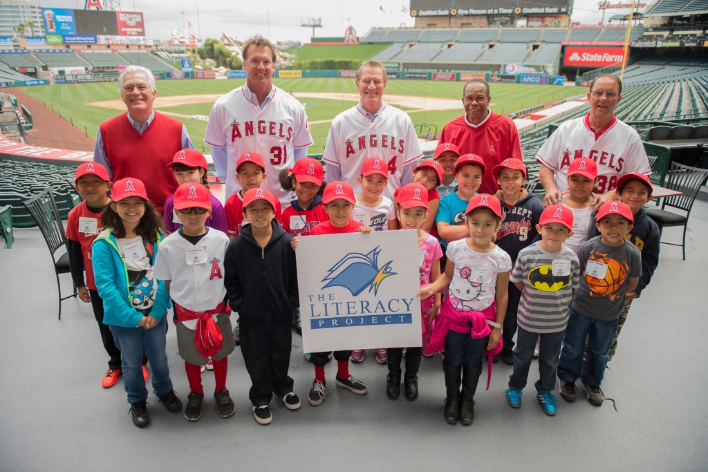 Angels Chairman Dennis Kuhl, Angels Alumni Chuck Finley, Bobby Grich, Rod Carew, and Clyde Wright pose with some of the schoolchildren who participated in the “Readers in the Outfield” event