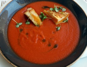 Prima donna (tomato soup with grilled cheese bites) 