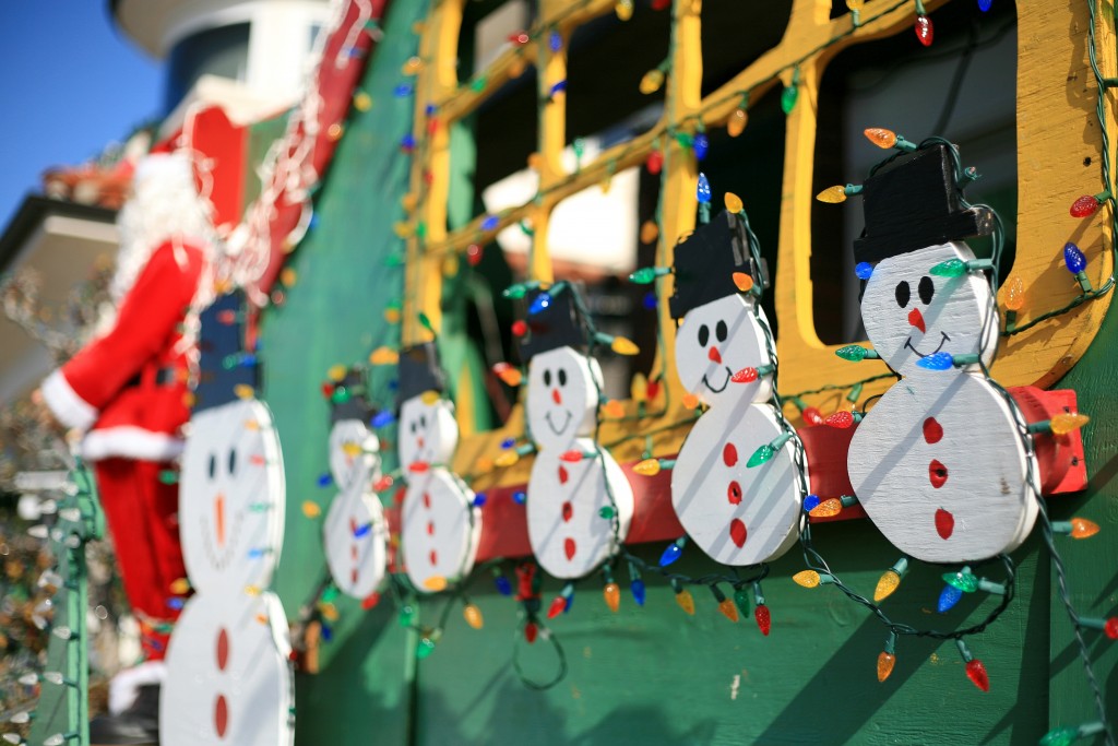 Snowmen decorate Santa's Village in front of the Vitarelli home. — Photo by Sara Hall ©