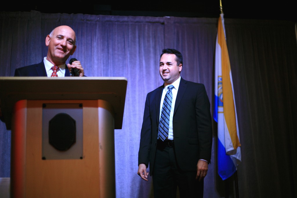 Chamber of Commerce President Steve Rosansky introduces Mayor Pro Tem Kevin Muldoon during the chamber’s reception event on Tuesday. — Photo by Sara Hall ©